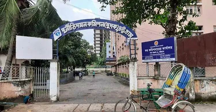 সরকারি জমি আত্মসাৎ: গণপূর্ত নির্বাহী প্রকৌশলীসহ ৮ জনের বিরুদ্ধে দুদকের মামলা