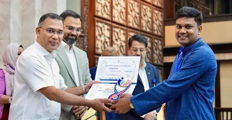 প্রধানমন্ত্রীর হাত থেকে যুব স্বেচ্ছাসেবক পুরস্কার পেলেন বগুড়ার বিপ্লব