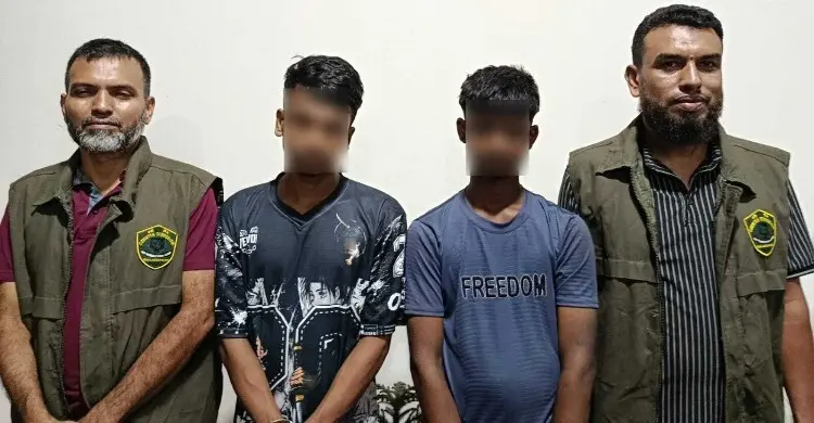 যাত্রাবাড়ীর ফ্লাইওভারের নিচে ছিনতাইয়ের সময় হাতেনাতে দুই যুবক আটক