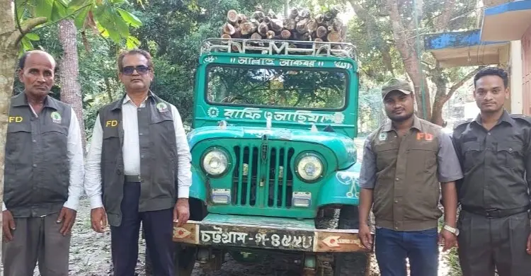 ফটিকছড়িতে বন বিভাগের অভিযানে কাঠভরা চাঁদের গাড়ি জব্দ, মামলা