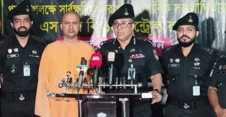 দুর্গাপূজায় বাড়তি নিরাপত্তা ও সেবা: মণ্ডপে এসআরবির হেল্প ডেস্ক