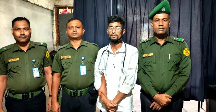 ভাইকে ভর্তি করাতে এসে ডাক্তার সেজেছিল যুবক, ঢামেকে আটক