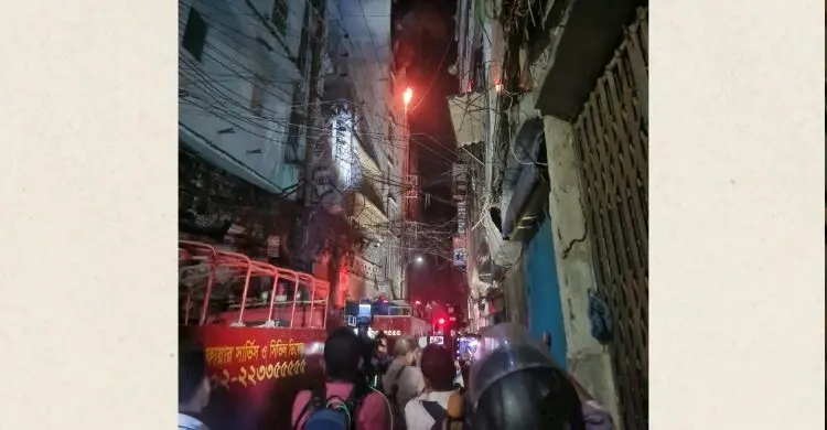 চকবাজারে চার ঘণ্টায়ও নিয়ন্ত্রণে আসেনি আগুন, বাধার মুখে ফায়ার সার্ভিস