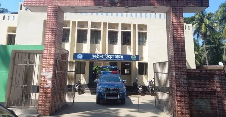 মঠবাড়িয়ায় গভীর রাতে বাড়িতে হামলা: বিএনপি নেতা কুপিয়ে আহত, ছেলে গুলিবিদ্ধ