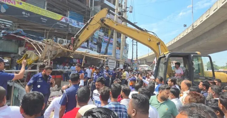 রূপগঞ্জে ঢাকা-সিলেট মহাসড়ক দখলমুক্ত করতে প্রশাসনের বড় অভিযান