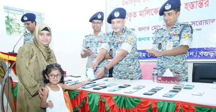 সাইবার ক্রাইম সেলের সাফল্য: বগুড়ায় মালিকদের হাতে ফিরল ৭১ মোবাইল