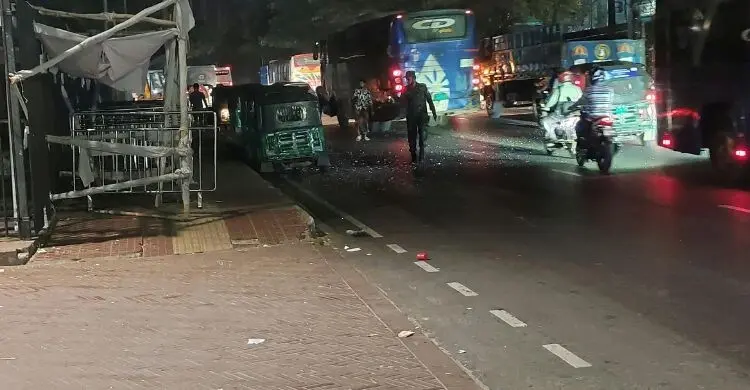 জুলাই স্মৃতি জাদুঘরের সামনে ককটেল বিস্ফোরণে সিএনজি চালক আহত